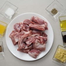 Ingredientes para receta 1 kilogramo de costilla de cerdo 3 cucharadas de mostaza dijón 1 cucharada de miel de abeja 1 cucharada de salsa de soya sal al gusto pimienta negra molida al gusto 1/4 cucharita de orégano 1 cucharada de aceite de oliva