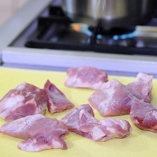 Salpimentar los trozos de costilla de puerco por todos lados y reservar.