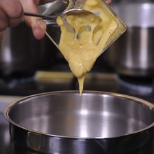 Colocar en un tazón la mostaza, miel.