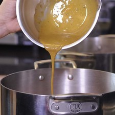 Añadir la mezcla de mostaza y revolver con la ayuda de la pala. Tapar y si fuera necesario añadir un poquito de agua, bajar el fuego y continuar cociendo durante 25 minutos o hasta que la carne esté cocida. Rectificar sazón.
