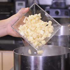 Poner a cocer la papa picada, la zanahoria picada y los chícharos en ollas separadas durante 5 minutos o hasta que las verduras estén cocidas. S 16631 1475608768