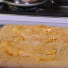 Salpimentar la milanesa de pollo por ambos lados. S 16633 1475608768