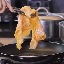 Calentar la cuchara de aceite y sofreír la milanesa de pollo unos minutos por ambos lados. S 16634 1475608768