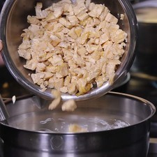 Añadir el pollo en trozos y volver a revolver, rectificar sazón. Refrigerar por 5 minutos. S 16638 1475608759