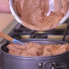 Una vez integrado agregamos a los brownies ya fríos y metemos al refrigerador por 60 minutos hasta que se ponga firme.
