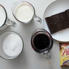 Ingredientes para receta 50 gramos de atole sabor chocolate tres estrellas 1/2 litro de leche de vaca 1 taza de azúcar blanca 1 taza de crema para batir 1/2 taza de chocolate semi amargo 1/2 taza de licor de café