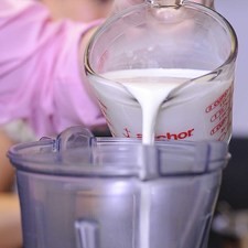 Añadir la leche y el azúcar en el vaso de la licudora y licuar hasta obtener una mezcla homogénea