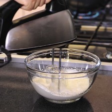 Batir la crema bien fría hasta que tenga consistencia firme.
