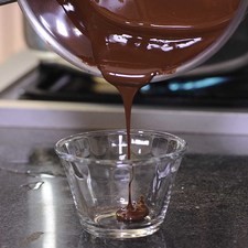 Decorar las paredes de las copas con el chocolate fundido.