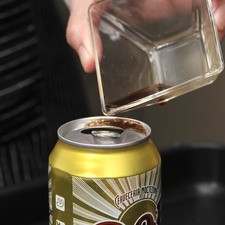 Abrir la lata de cerveza y sacar un poco de cerveza (1 caballito), colocar la cucharada de salsa inglesa dentro de la lata de cerveza.