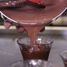 Vierte la mezcla del Mousse.