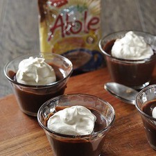 Refrigera, cubre con la crema y decora al gusto.