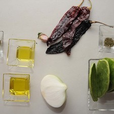 Ingredientes para receta 10 piezas de penca de nopal 1/2 pieza de cebolla blanca 1 cucharada de aceite de oliva 1 pieza de chile pasilla 2 piezas de chile guajillo 1 diente de ajo 1 pizca de orégano seco pimienta negra molida al gusto Ingredientes para decorar cilantro al gusto