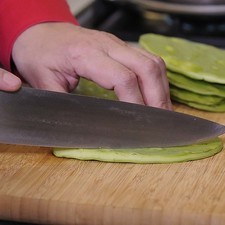 Cortar las pencas de nopal en tiras delgadas.