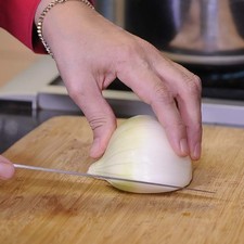 Cortar la cebolla en rodajas.