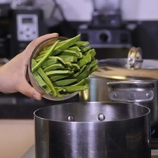Poner a hervir las tiras de nopal, con un poquito de sal en una olla con agua. Escurrir y reservar.