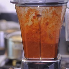 Colocar las pieles de los chiles, ajo y un poco del agua donde se cocieron los chiles, en el vaso de la licuadora. Moler bien hasta obtener una mezcla homogénea.
