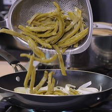Sofreír la cebolla un par de minutos, añadir los nopales cocidos, continuar cociendo unos minutos más hasta que se reduzca el líquido.