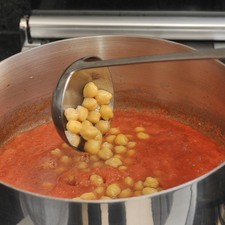 Agregar los garbanzos cocidos. Tapar y bajar el fuego. Dejar hervir un par de minutos.