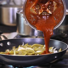 Agregar la salsa, sazonar con sal y dejar cocer hasta que se reduzca totalmente el líquido.