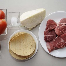 Ingredientes para receta 500 gramos de pulpa de res 1/4 pieza de cebolla blanca 1 diente de ajo 2 piezas de chile chipotle adobado 6 piezas de jitomate guaje sal al gusto 2 cucharadas de aceite de oliva pimienta negra molida al gusto tortilla de maíz al gusto 1/4 pieza de col o repollo