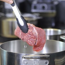 Cocer la pulpa de res en una olla con suficiente y sal durante 25 minutos o hasta que este cocida.