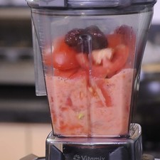 Colocar los jitomates cortados en cuartos, los chiles chipotles adobados, y el diente de ajo, en el vaso de la licuadora. Moler bien hasta obtener una mezcla homogénea y reservar.