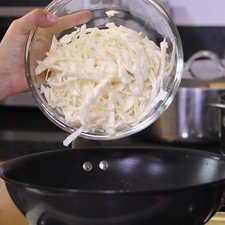 Calentar el aceite en el sartén, sofreír la cebolla y el repollo durante 5 minutos o hasta que se suavice.