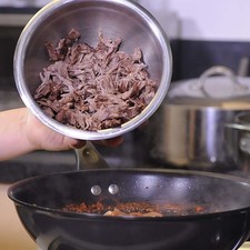 Añadir la carne deshebrada y rectificar sazón.