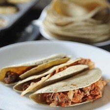 Para preparar los tacos calentar la tortilla y rellenar con un poco de la mezcla de carne. Servir inmediatamente.
