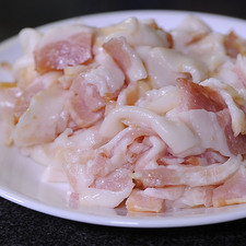 Picar el tocino en cuadros pequeños. Reservar.