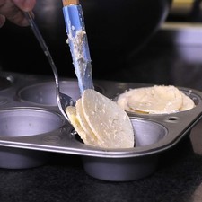 Vaciar la mezcla en los moldes previamente engrasados. Hornear a 325°F (165 ° C) aproximadamente una hora o hasta que las papas empiecen a tomar un color dorado.