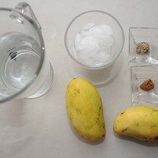 Ingredientes para receta 1 litro de agua 2 piezas de mango 1/4 cucharita de canela en polvo 1/4 cucharita de cardamomo molido hielo al gusto