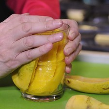 Retirar la pulpa de cada cachete de mango utilizando un vaso.