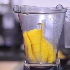 Colocar la pulpa de mango en la licuadora.