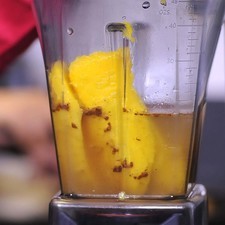 Añadir el cardamomo, la canela y un poco de agua. Moler hasta obtener una mezcla homogénea.