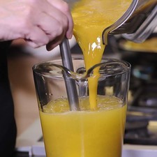 Regresar la mezcla molida a la jarra con el resto del agua y mezclar.