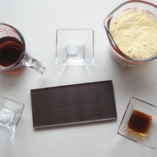 Ingredientes para receta 2 tazas de harina de almendras 1/2 cucharita de polvo para hornear 1/8 cucharita de sal 1/2 taza de miel de maple Help 2 cucharitas de esencia de vainilla 100 gramos de chocolate amargo