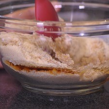 Precalentar el horno a 180 C Revolver todos los ingredientes, excepto el chocolate, hasta hacer una masa homogénea.
