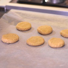 En una charola para galletas poner papel encerado, hacer bolitas con la masa y aplastarlas un poco. Meter al horno durante 12 minutos.