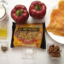 Ingredientes para receta 200 gramos de Pasta de codo La Moderna 2 piezas de milanesa de pollo 2 piezas de pimiento morrón rojo 1 taza de crema de leche de vaca 1 cucharada de aceite de oliva sal al gusto pimienta negra molida al gusto 1/4 taza de nuez