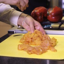Cortar la milanesa de pollo en fajita delgada. Salpimentar y reservar.