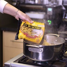 Hervir agua en una olla, agregar la pasta y un poco de sal y dejar cocer entre 8 y 10 minutos, hasta que esté al dente.