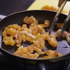 Calentar la cucharada de aceite y cuando esté caliente sofreír las fajitas de pollo durante unos minutos o hasta que cambien de color.