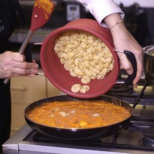 Agregar la pasta. Revolver bien y retirar del fuego.