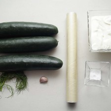 Ingredientes para receta 3 piezas de pepino 2 tazas de yogur griego 1 diente de ajo sal al gusto 3 ramas de eneldo fresco papel plástico adherente al gusto