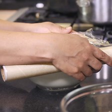 Cubrir con plástico adherente y refrigerar durante 2 horas.