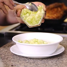 Decorar con eneldo picado y trocitos de pepino.