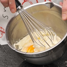 Combinar el jocoque, el huevo y el aceite en un tazón y batir ligeramente con el batidor globo.