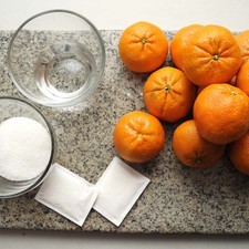 Ingredientes para receta 12 piezas de mandarina 14 gramos de grenetina natural 1/2 taza de agua 1/2 taza de azúcar blanca